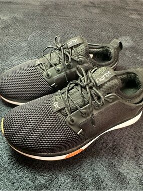 Kuru Atom Performance Like New  Comfort Black Sneakers WIDE 6.5